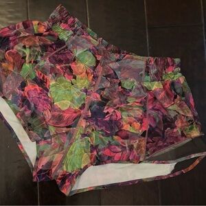 LULULEMON Sz. 6 | Hottie Hot Shorts (Floral)